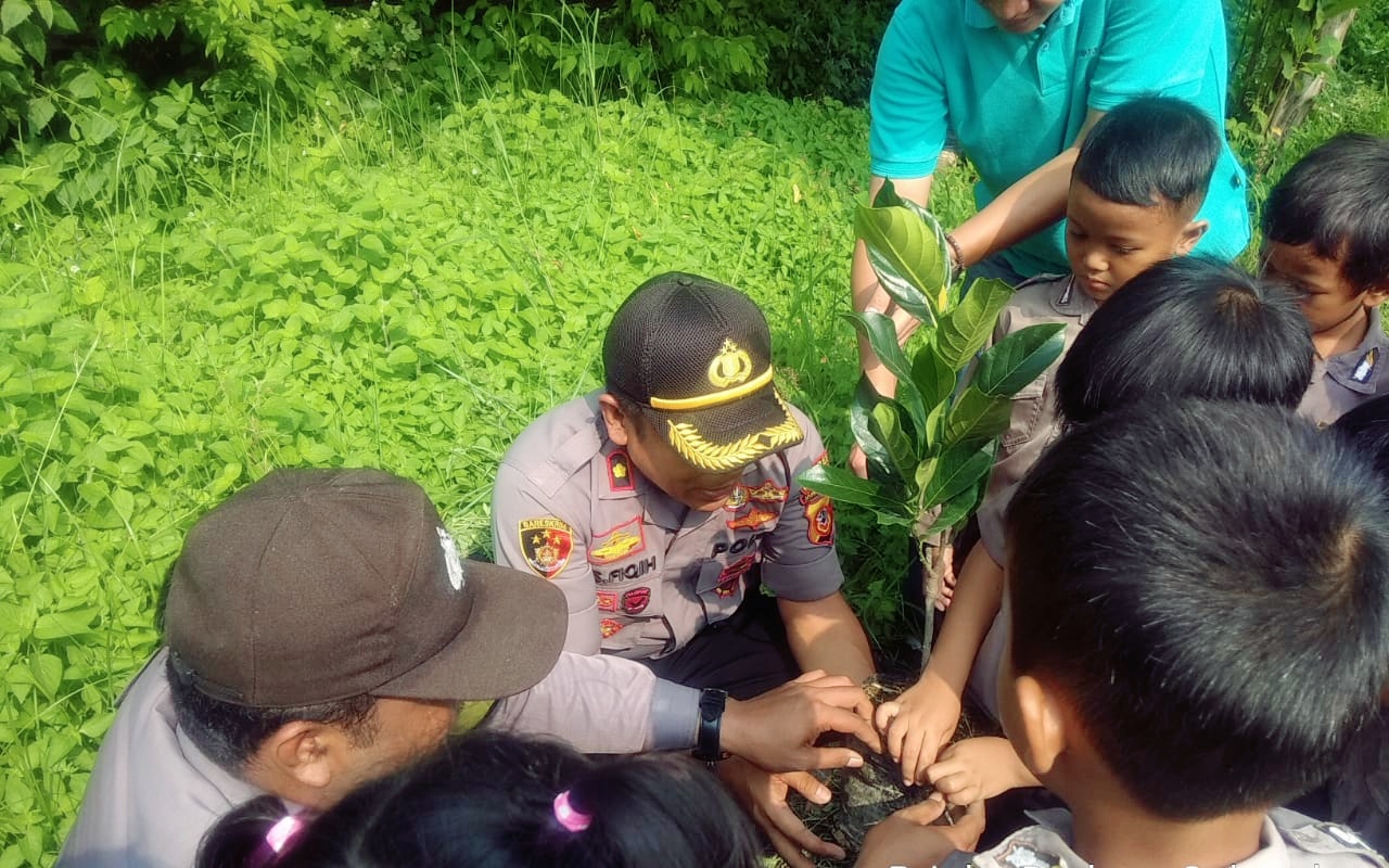 Polsek Jatiwangi Tanamkan Rasa Cinta Lingkungan