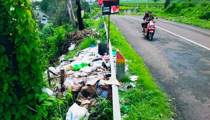 Jalan Menuju Paralayang Banyak Sampah