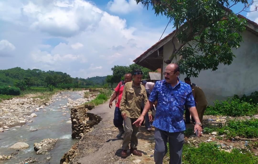 Komisi III DPRD Tinjau Lokasi Abrasi dan Longsor, Desak Revitalisasi DAS