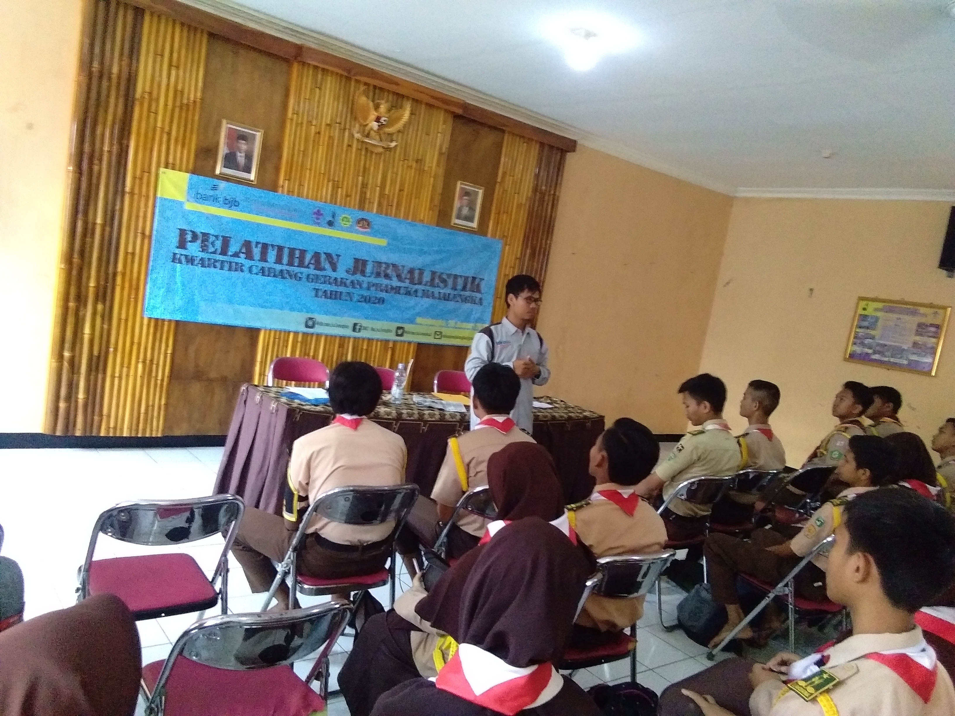 Anggota Pramuka Belajar Menulis Berita