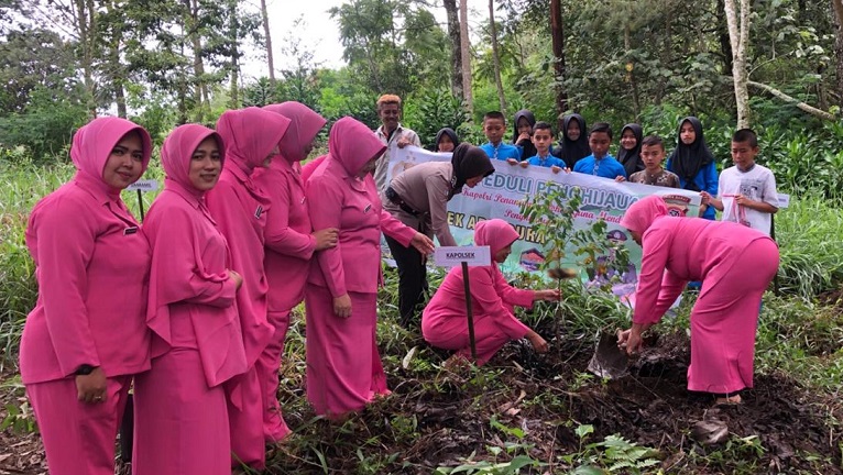 300 Orang Ikut Aksi Tanam Pohon di Argapura