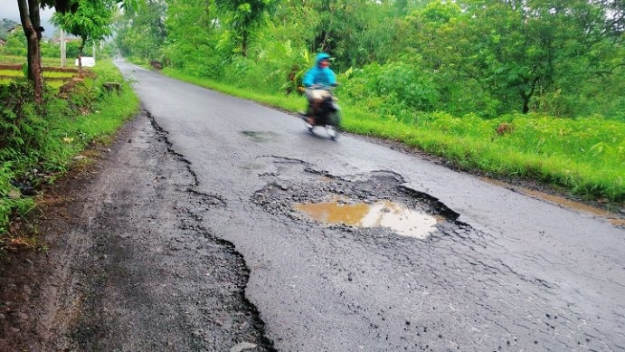 Habis Hujan, Terbitlah Lubang di Jalan Nanggewer-Jayi