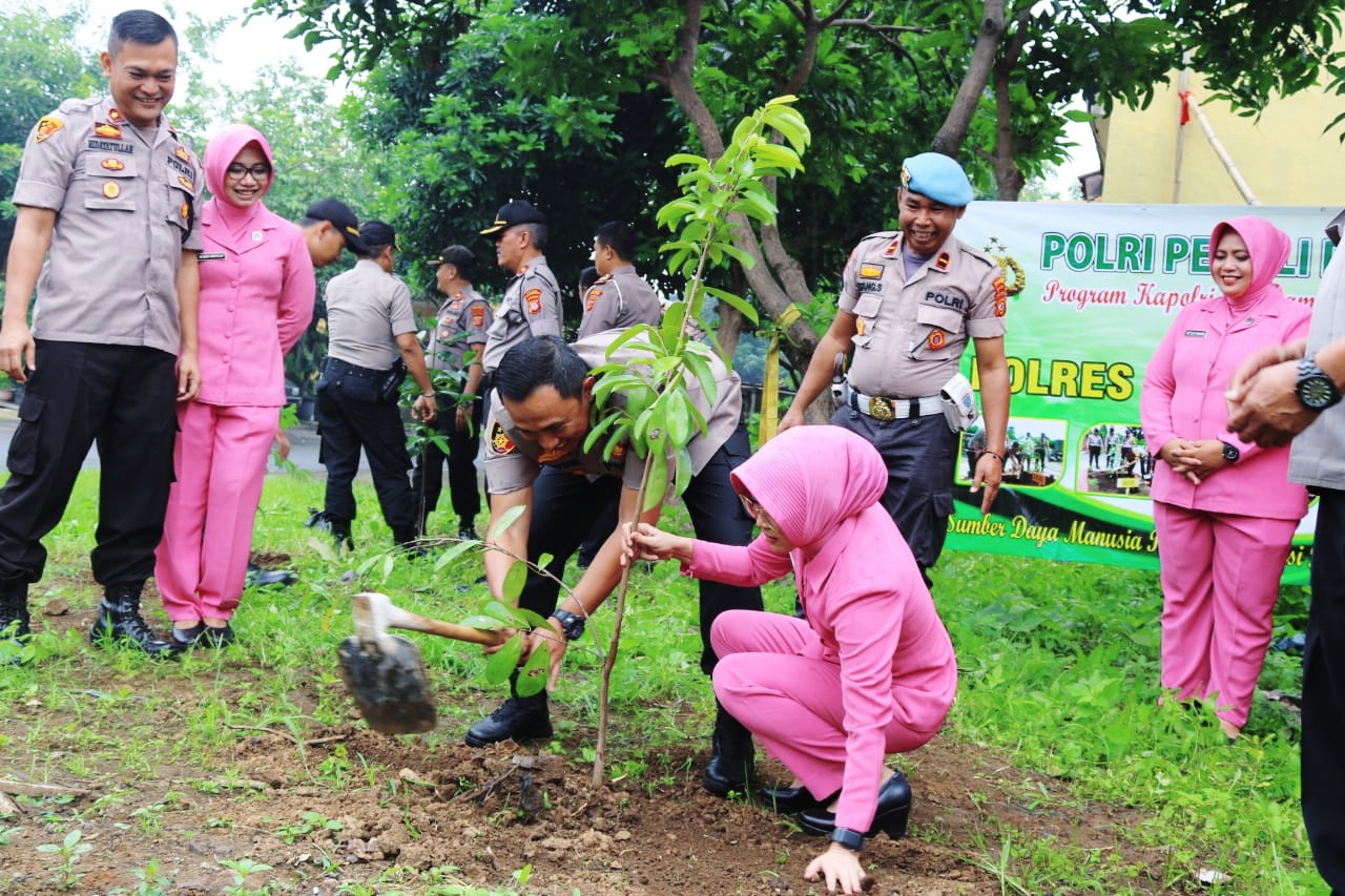 Pejabat Polres Tanam Ratusan Pohon