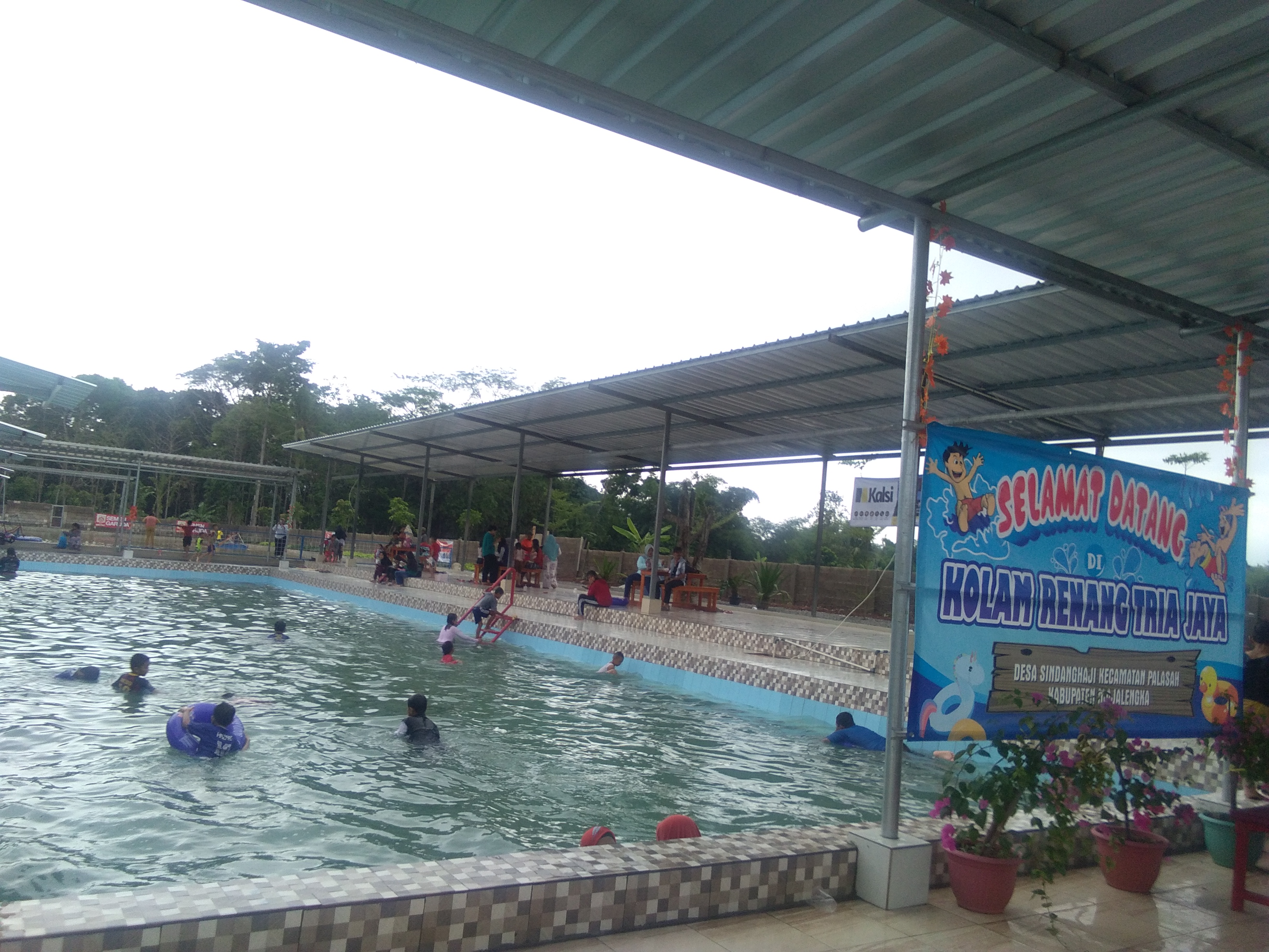 Hanya Bayar Rp8 Ribu, Bisa Berenang Sepuasnya di Tria Jaya