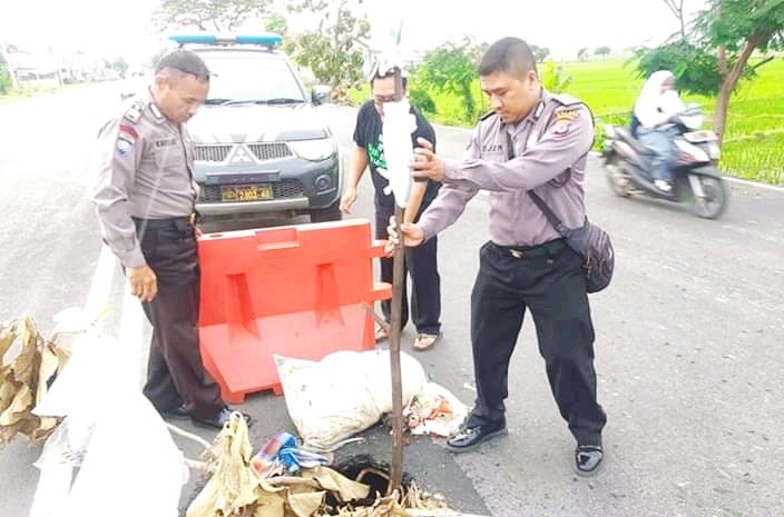 Jalan Menuju Bandara Berlubang, Polsek Pasang Tanda