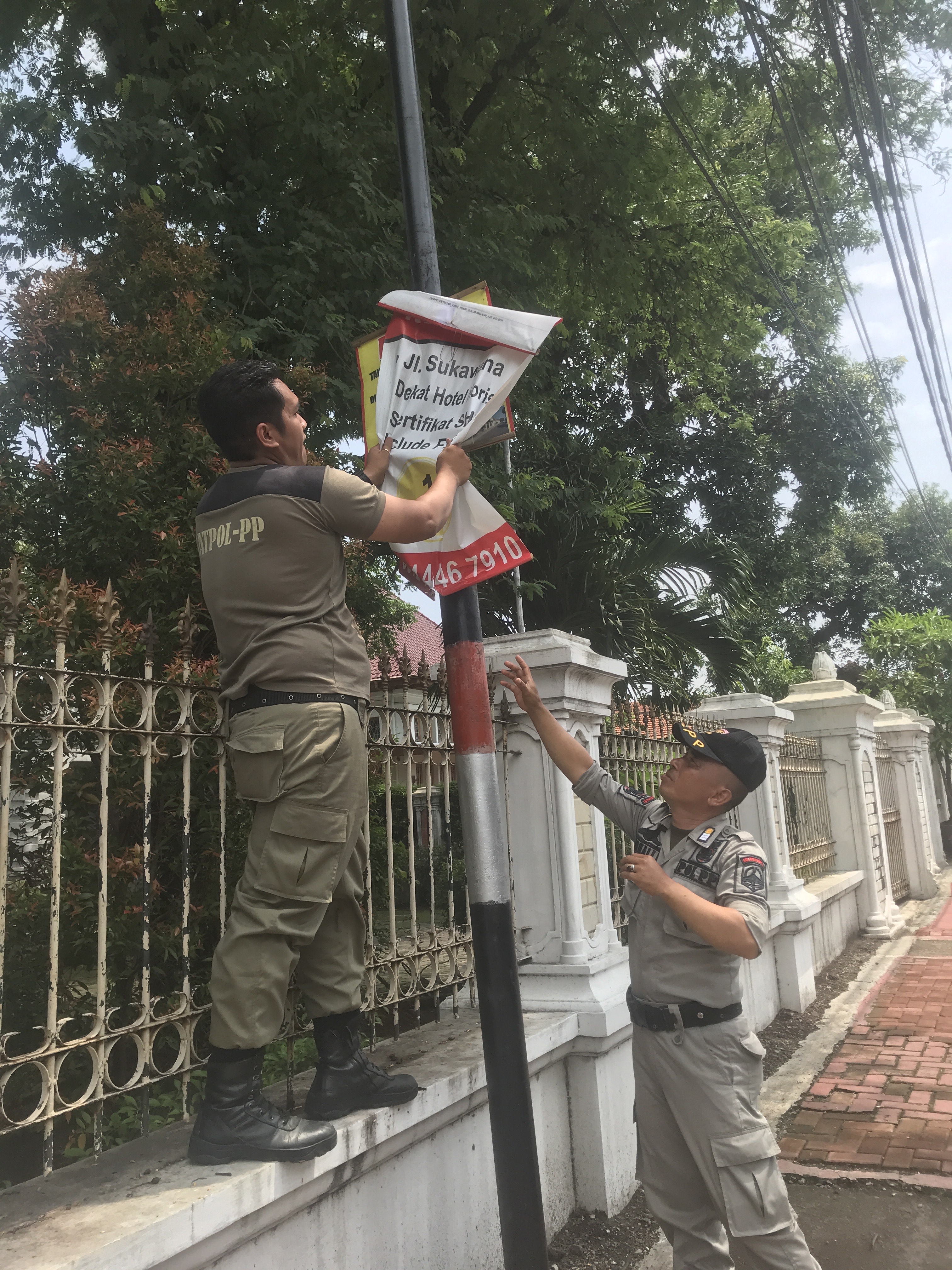 Satpol PP Tertibkan Reklame di Jalan Protokol