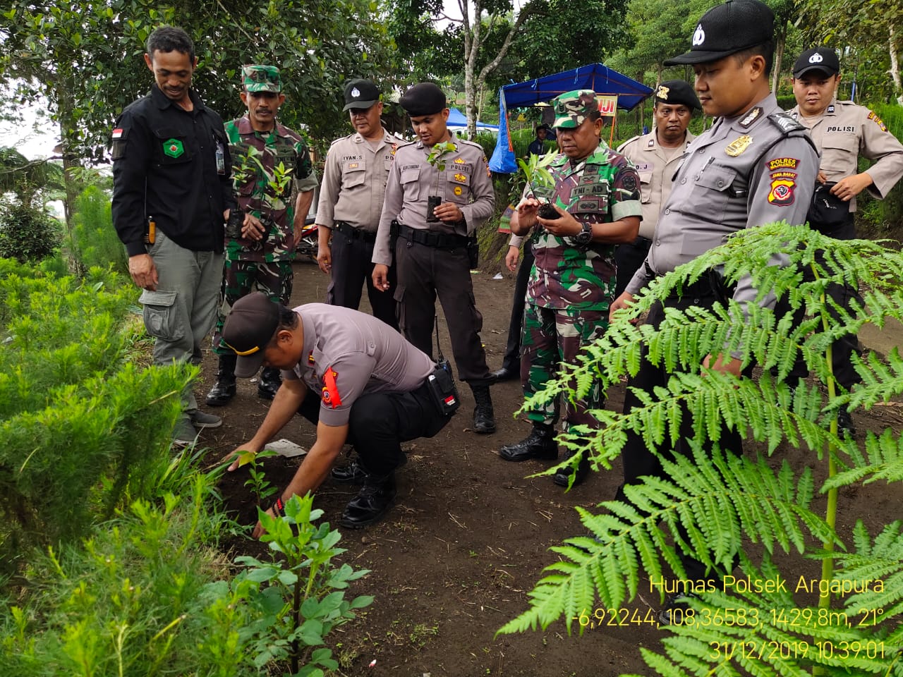 Polsek dan Koramil Argapura Tanam Pohon di Sayang Kaak