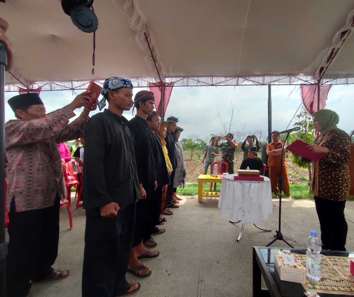 Unik, Pelantikan Perangkat Desa Putridalem di Tengah Sawah