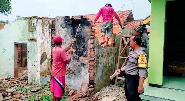 Gotong-royong Perbaiki Rumah Tidak Layak Huni