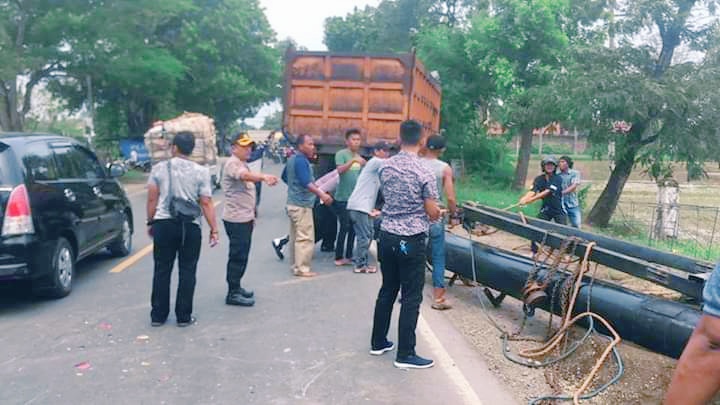 Reklame Roboh Ganggu Lalin Cirebon-Bandung