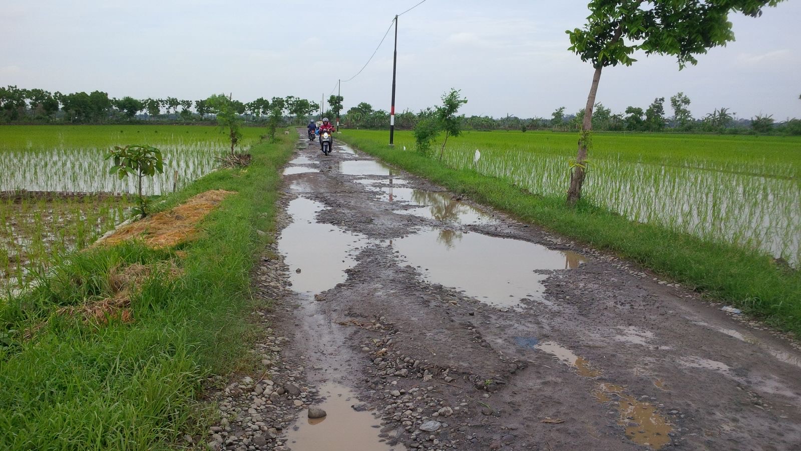 Warga Menanti Perbaikan Jalan Panongan-Cibogor Rusak Parah