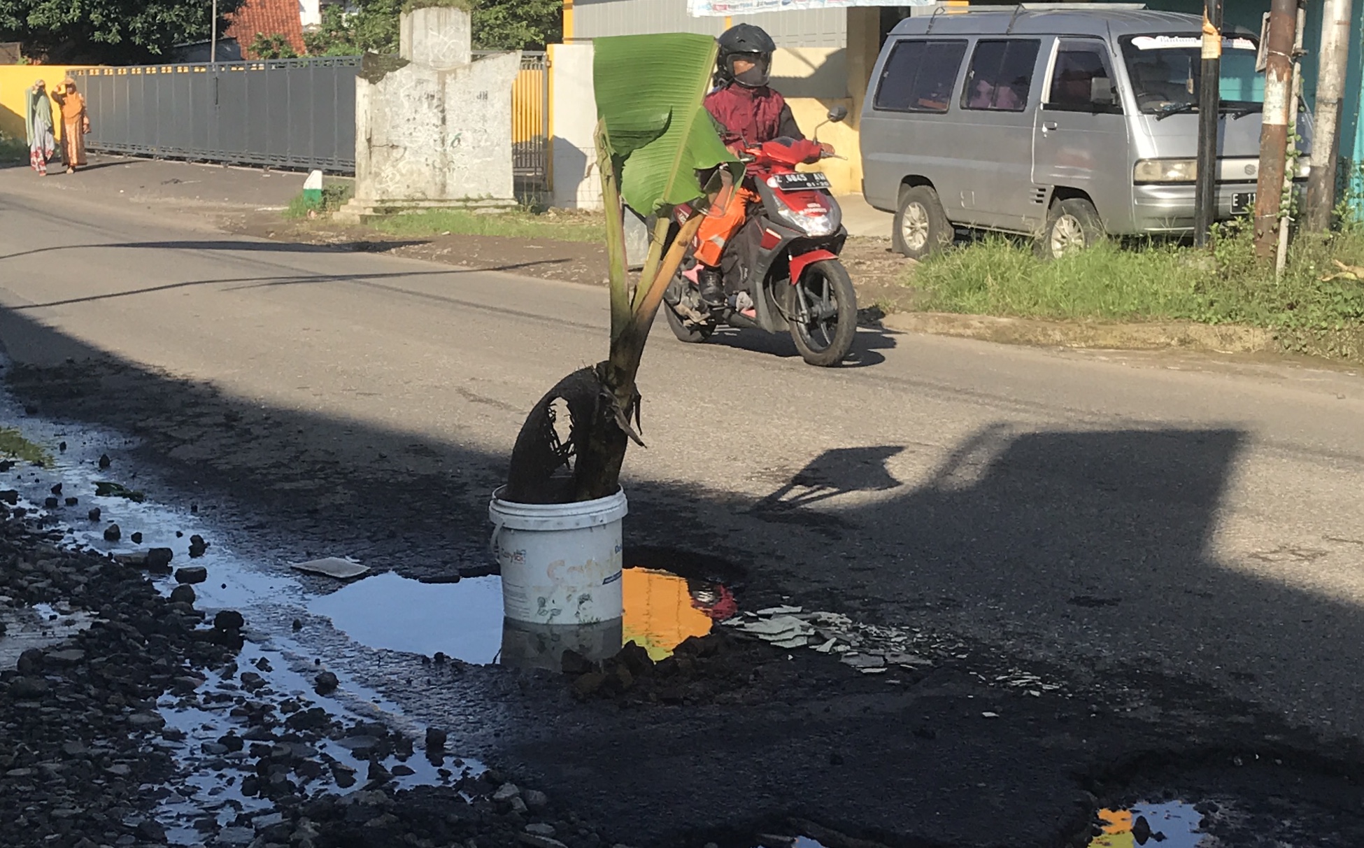 Pemerintah Mulai Tambal Sulam Jalan Berlubang