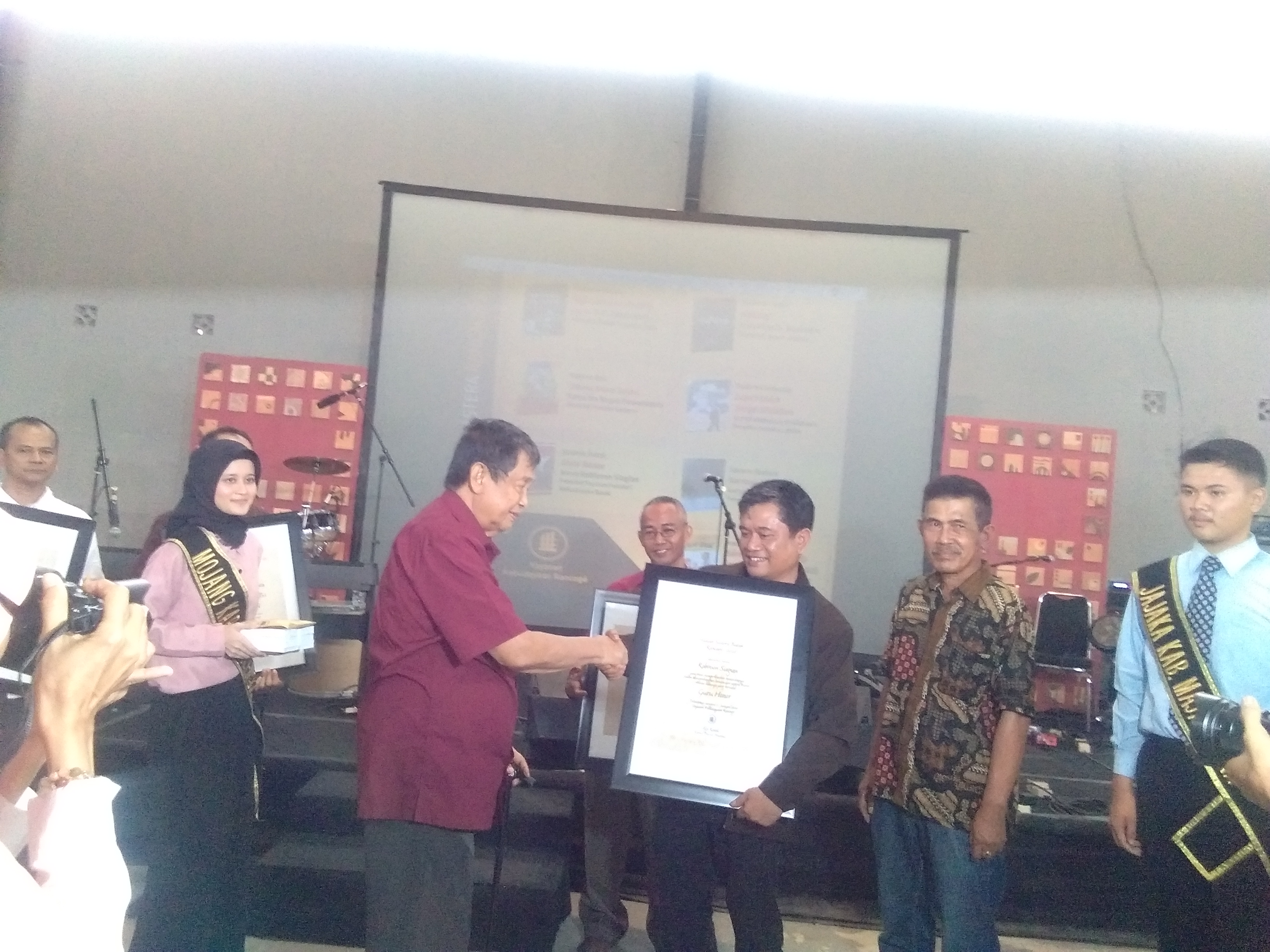 Yayasan Sastra Rancage Apresiasi Karya Penulis