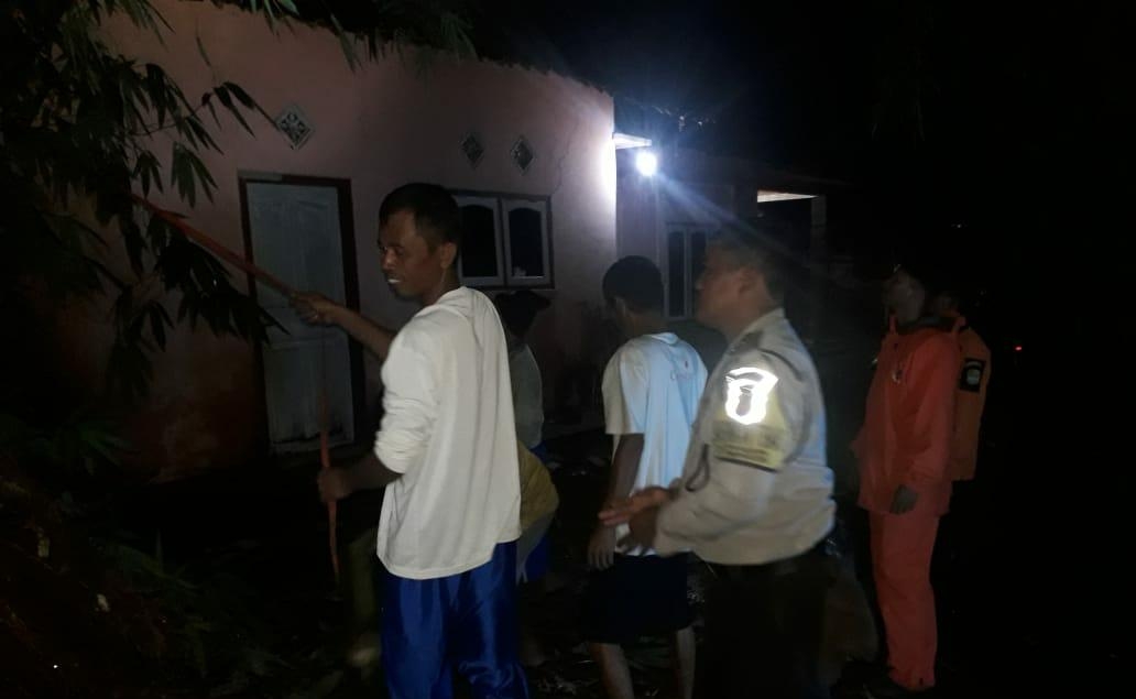 Bambu Roboh Timpa Rumah di Tanjungsari