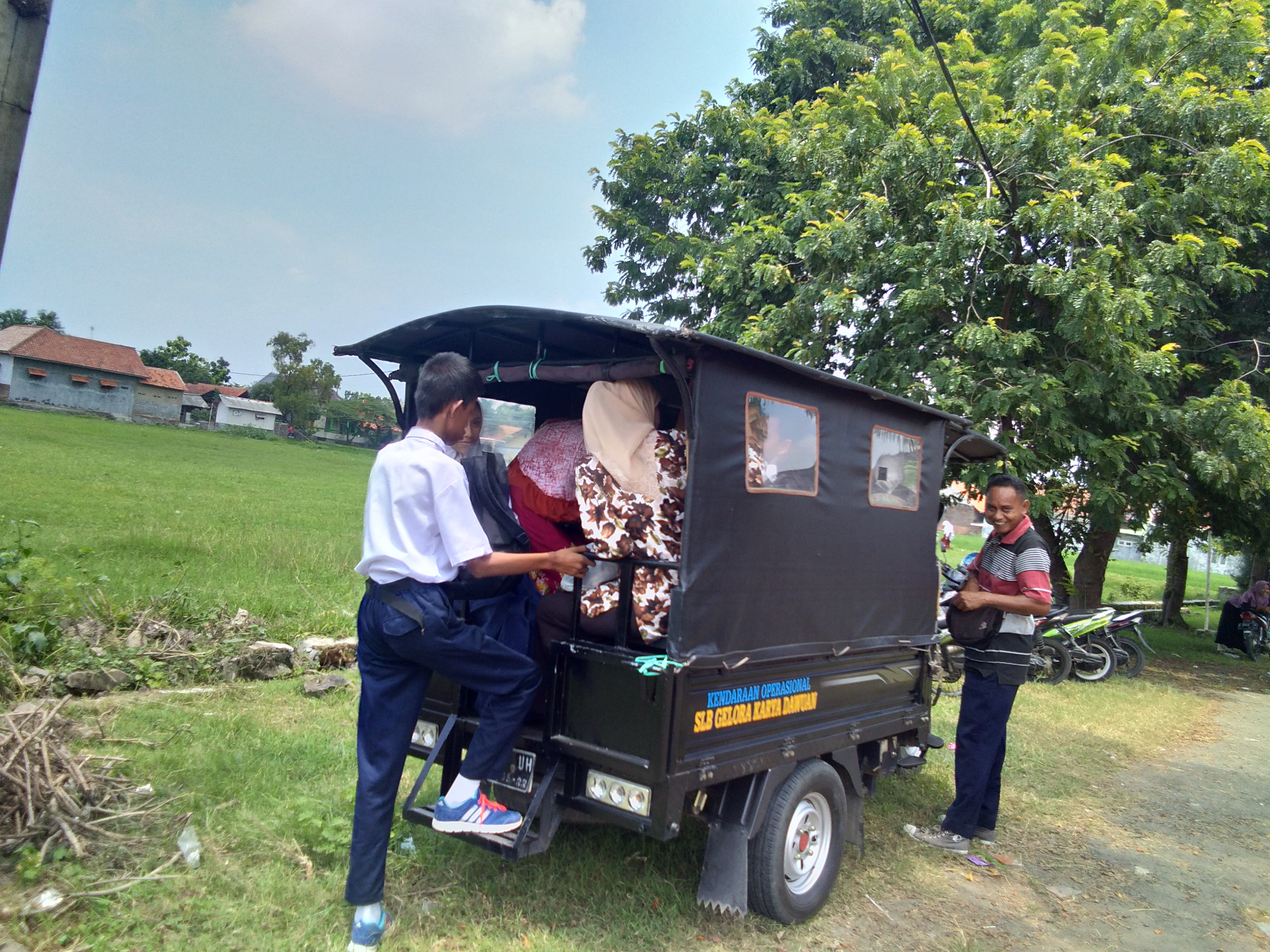 Sediakan Layanan Transportasi untuk Siswa SLB Gelora Karya