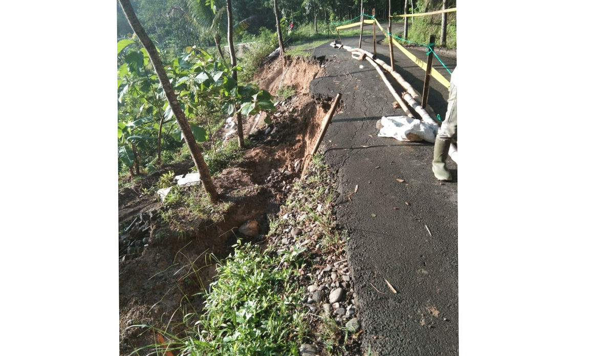 Jalan Menuju Ponpes Asromo Terancam Putus