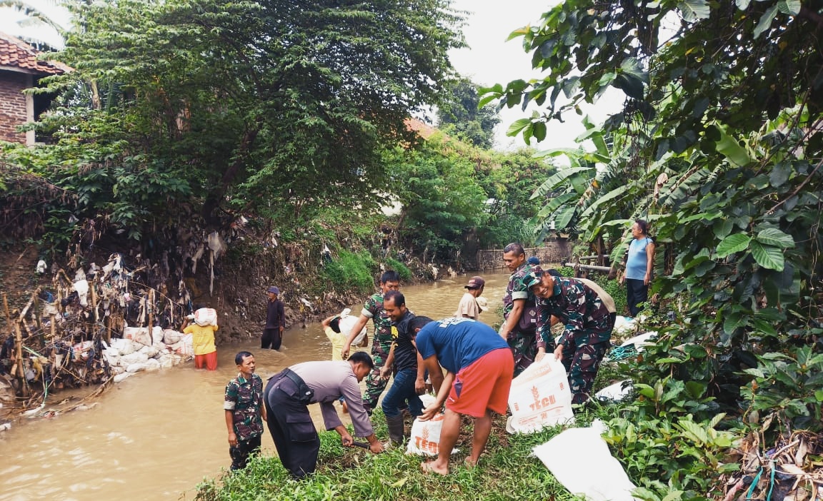 Cegah Longsor, Pasang Bronjong