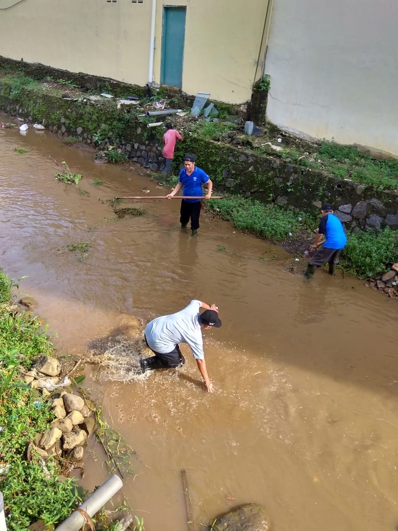 Bersihkan Sampah di Sungai Citangkurak