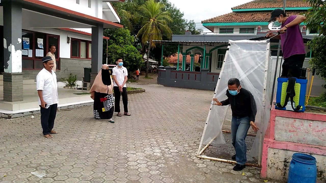 Masuk Desa Cipaku, Langsung Didisinfektan