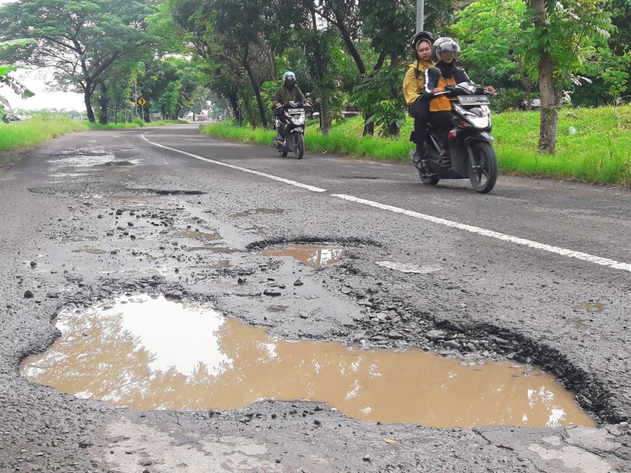 Lubang Jalan Ancam Pengendara, Jalan Jatiwangi-Ligung Rusak Parah