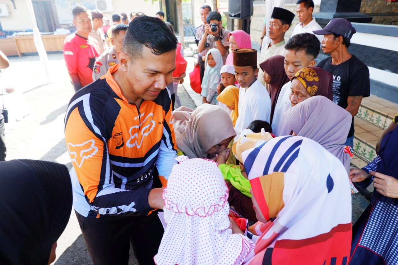 Kunker Ke Jatiwangi, Kapolres Bantu Anak Yatim