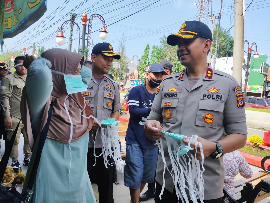 Cegah Corona, Pasar Kadipaten Disemprot Disinfektan