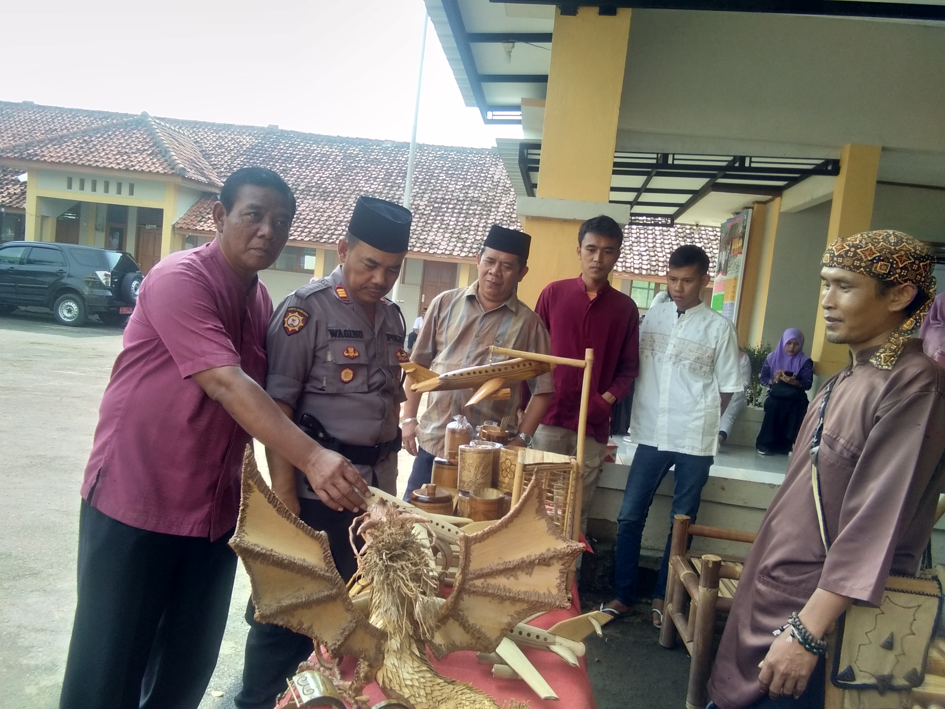 Pemuda Desa Genteng Kembangkan Kerajinan Bambu