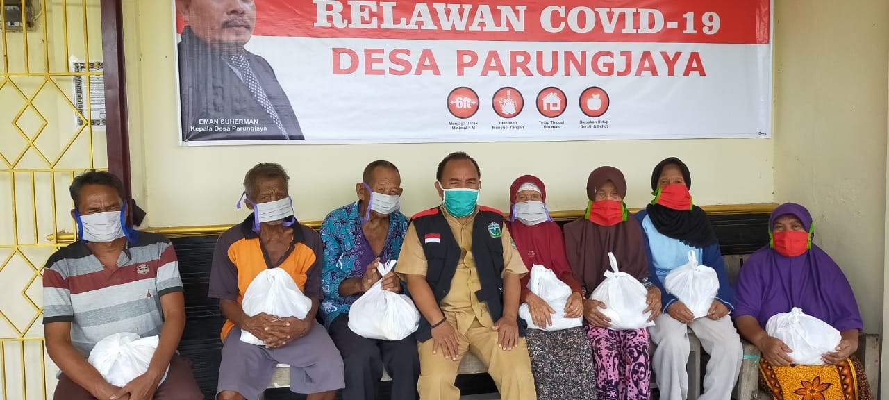 Pemdes Parungjaya Bagikan Ribuan Masker dan Antiseptik