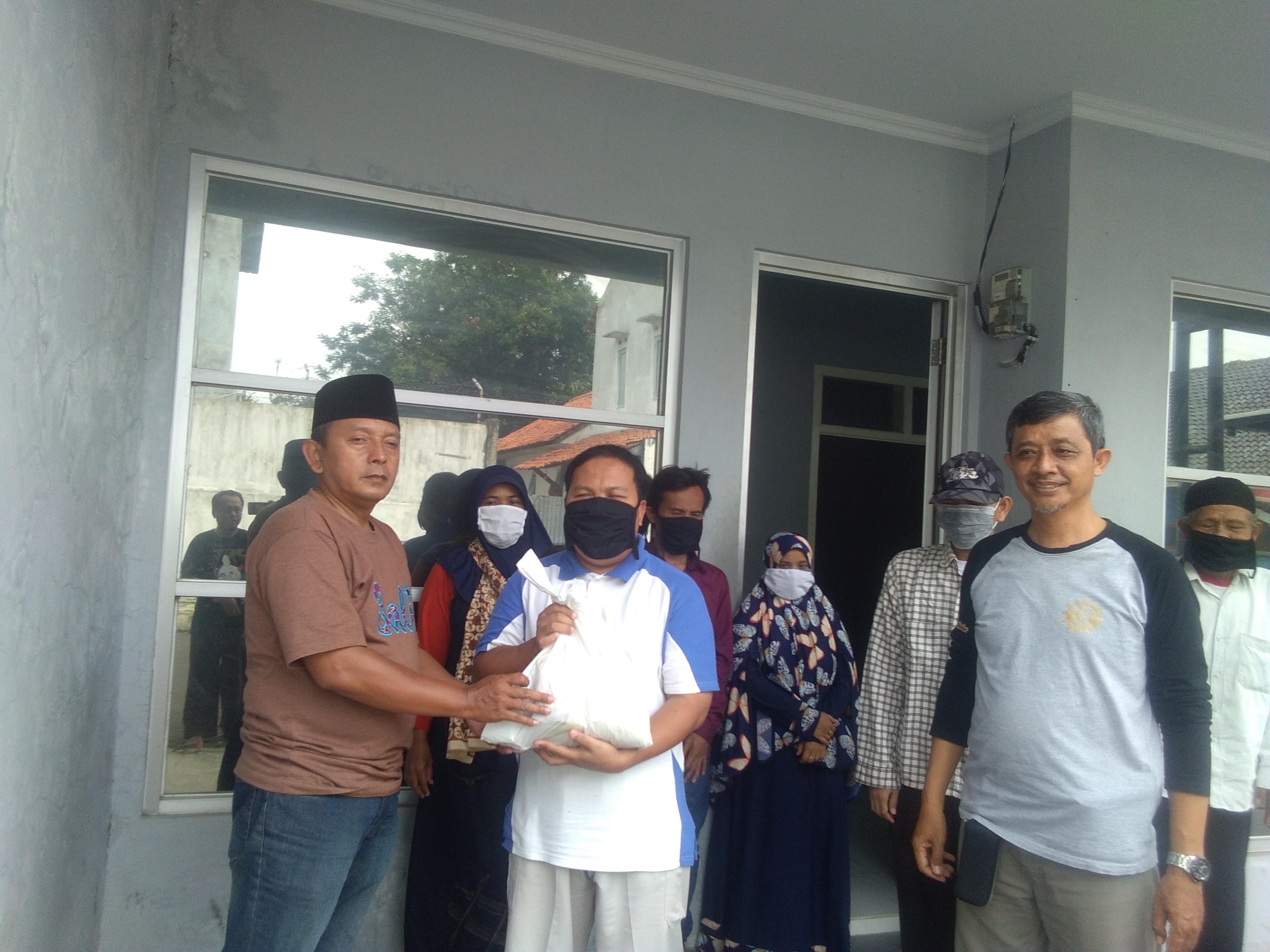 Honorer Bantu Para Tuna Netra