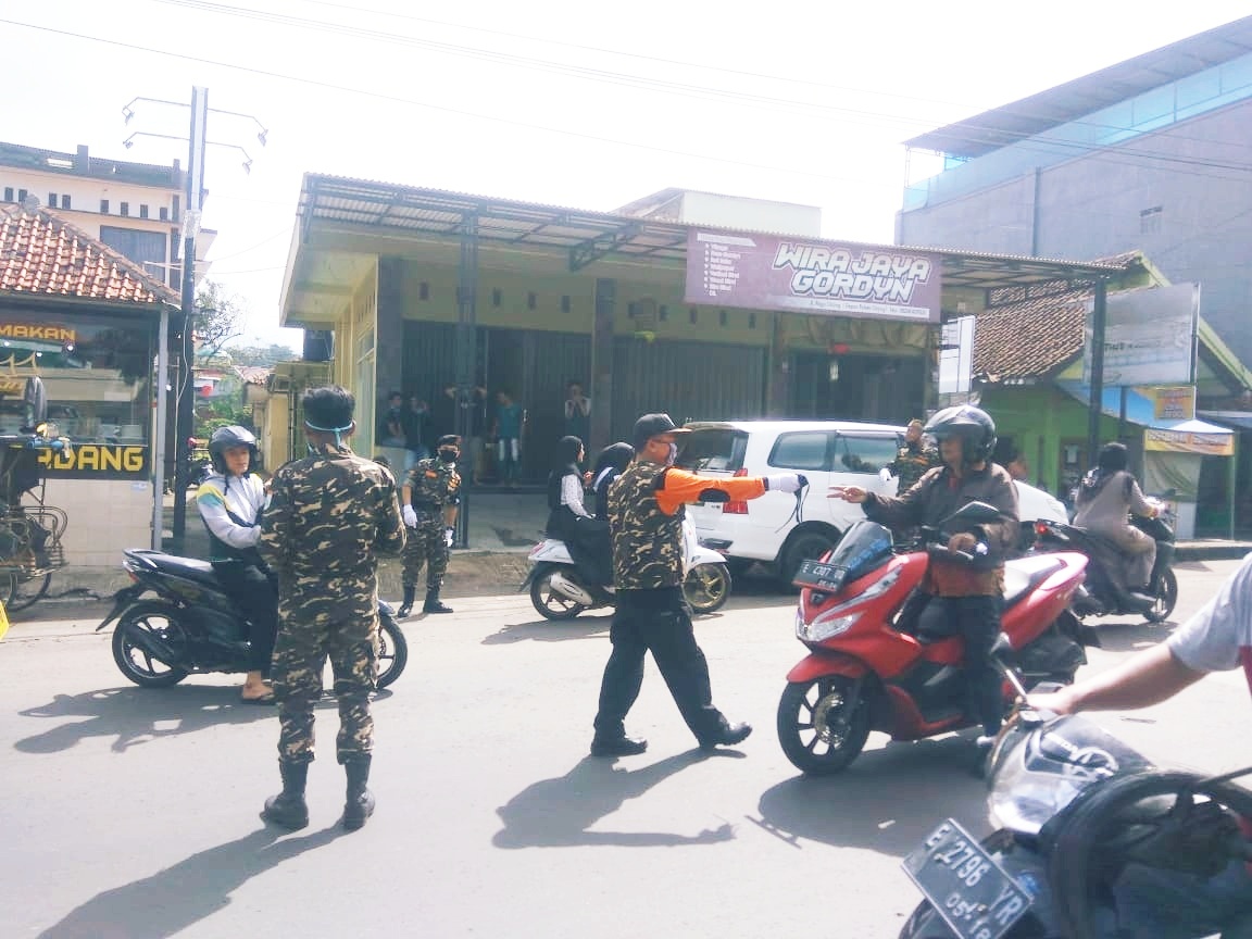 Banser Sebar Masker dan Semprotkan Disinfektan