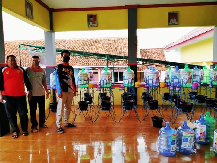 Pemdes Sukaraja Kulon Pasang Alat Cuci Tangan