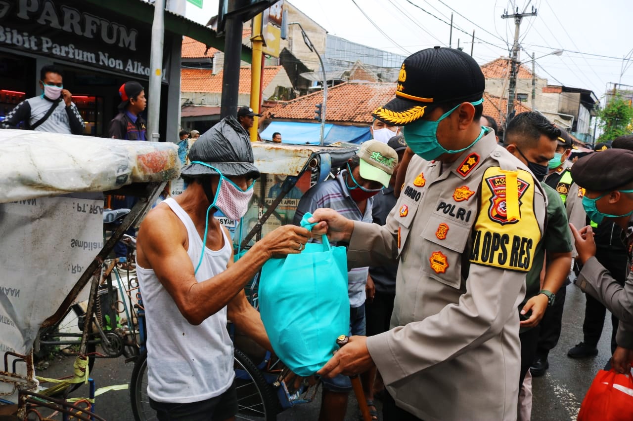 Kapolres Bagi Sembako dan Masker