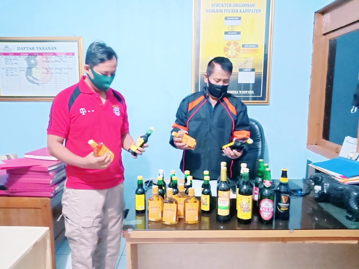 Polsek Kadipaten Amankan Puluhan Botol Miras