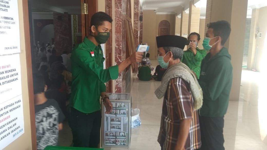 PUI Majalengka Bagikan Sabun Cuci Tangan pada Jamaah Masjid