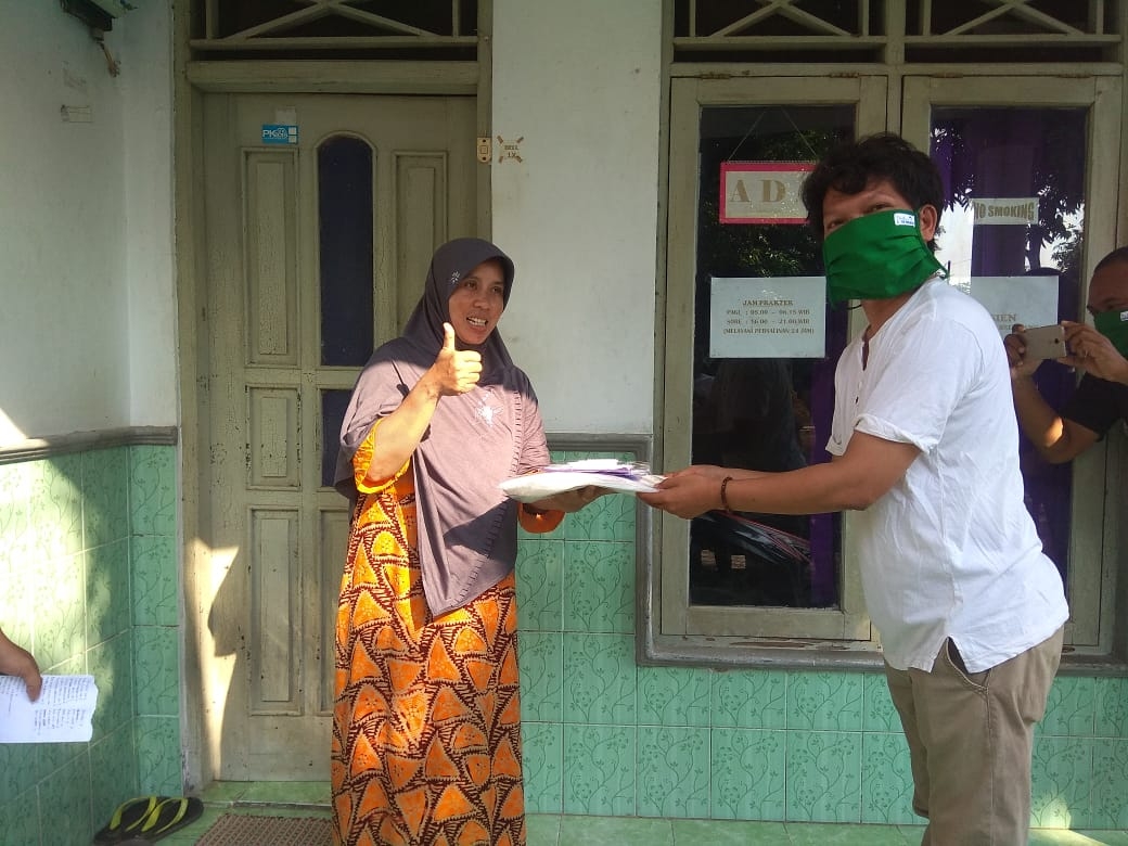 Forum Warga Merdesa Bagikan Ratusan Masker