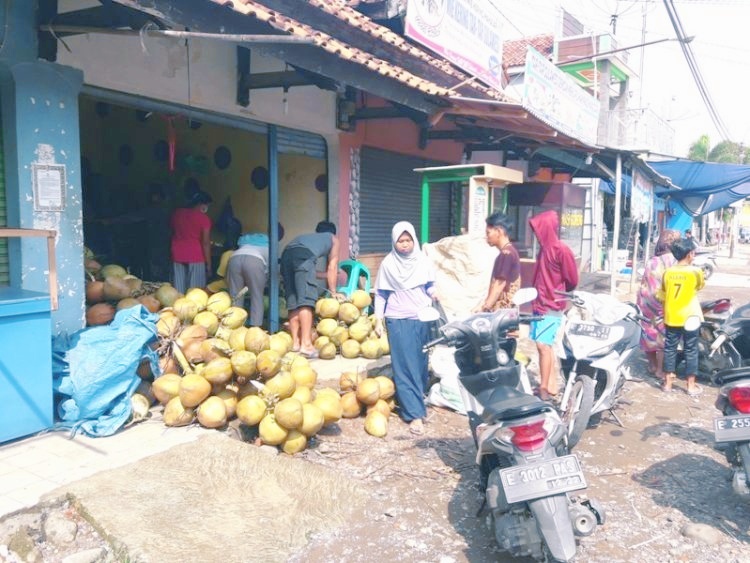 Pedagang Keluhkan Pembatasan Jam Operasional