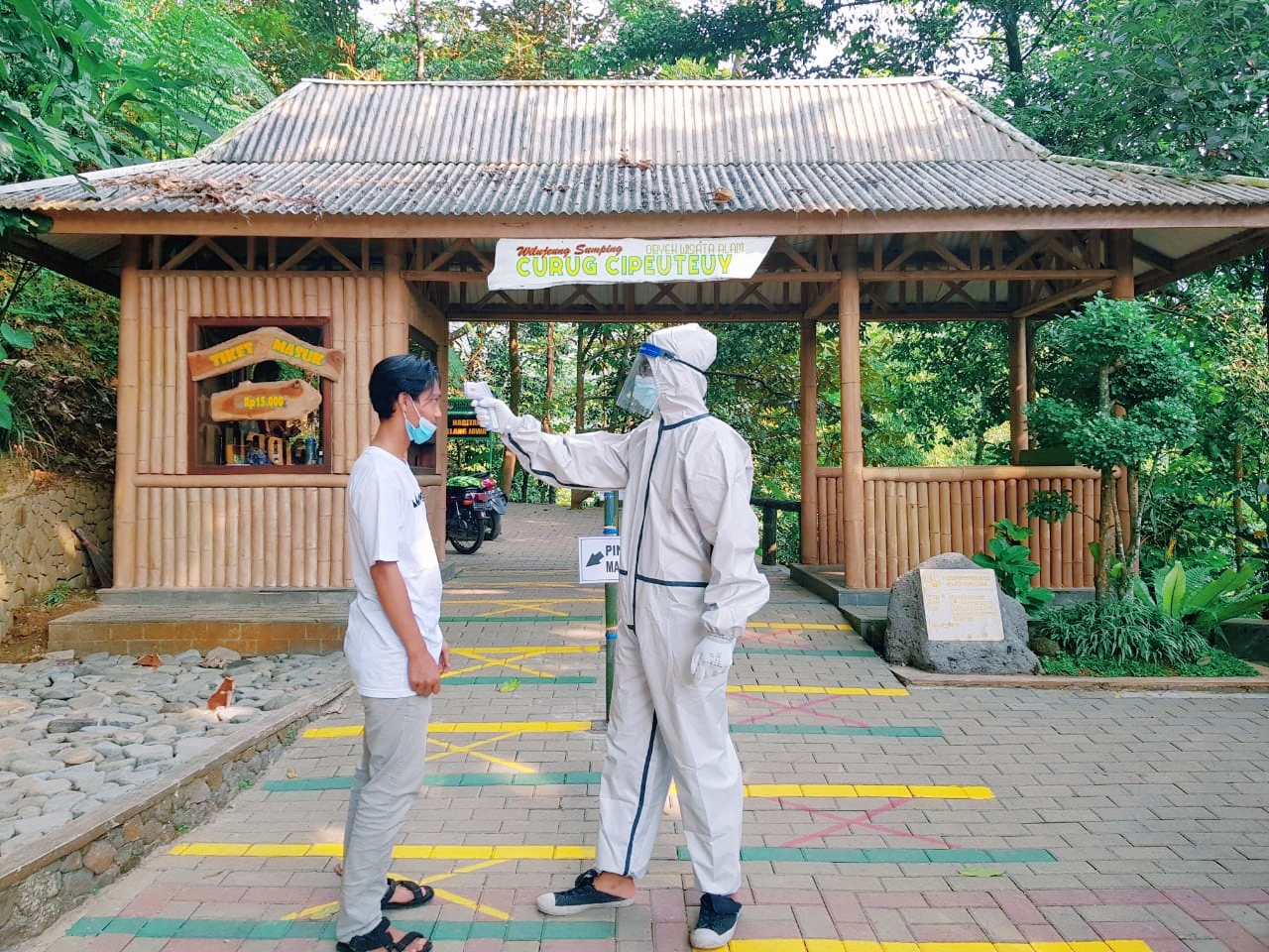 Sehari, Nyaris Seribu Pengunjung Objek Wisata Curug Cipeutey