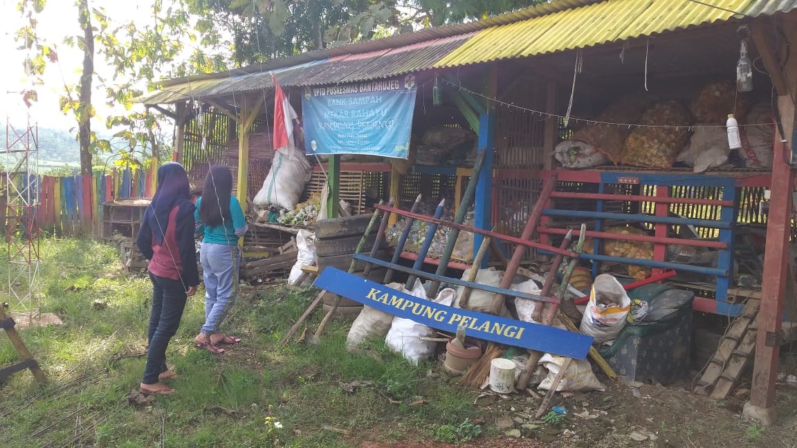 Warga Blok Sukanagara Menabung Botol Plastik Bekas