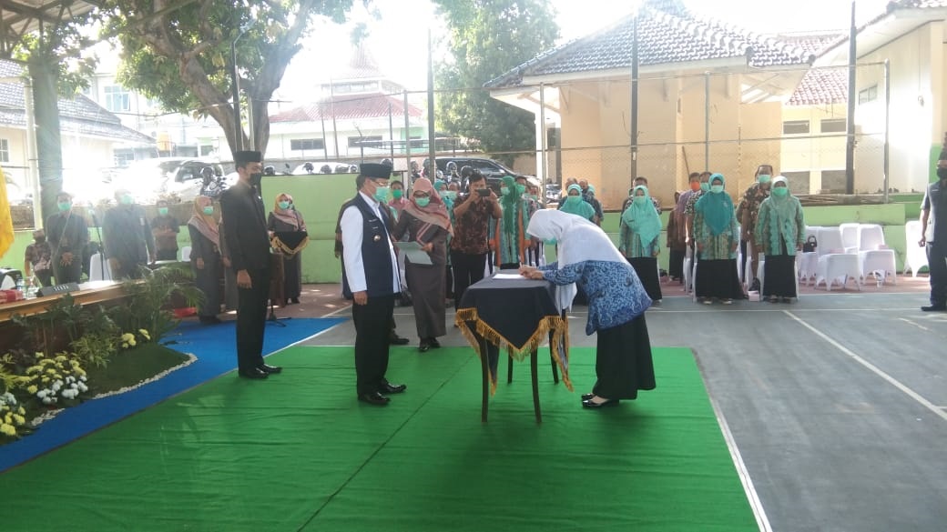 Bupati Lantik 152  Fungsional Bidan, Masih  Butuh 400 Bidan Lagi