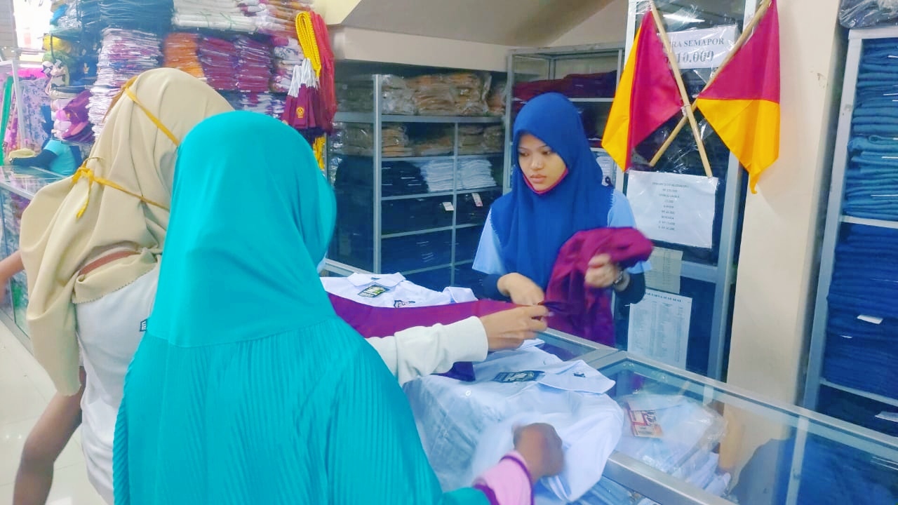 Belajar Daring, Tetap Berburu Seragam