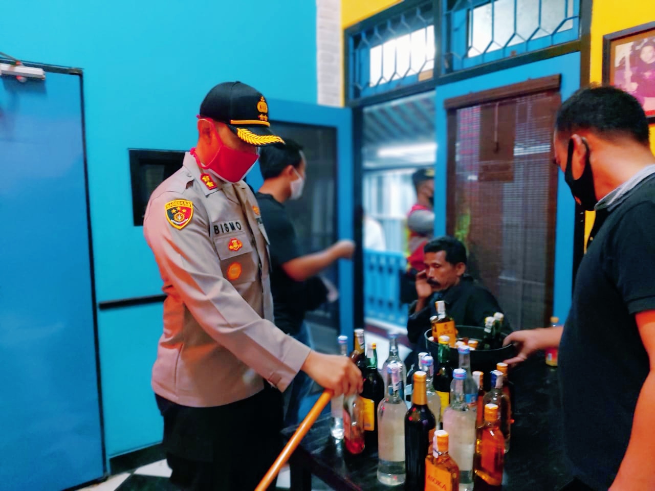 Amankan Ratusan Botol Miras di Tempat Karaoke