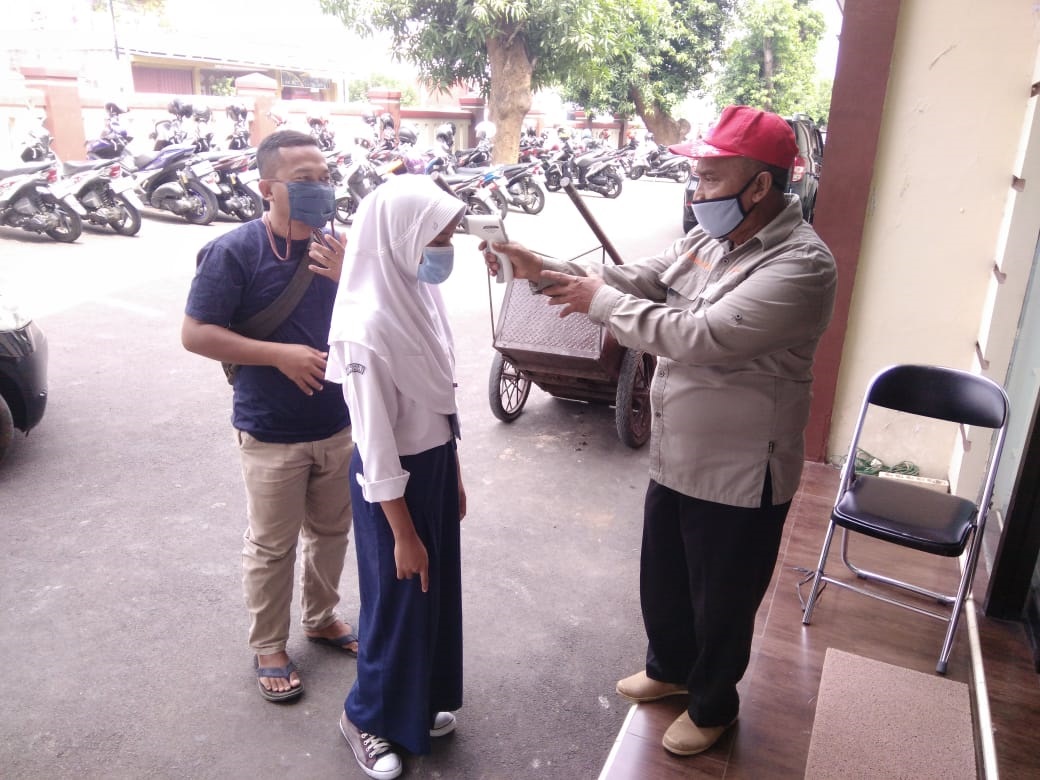 Ke Sekolah, Siswa-Orang Tua Dicek Suhu Tubuh