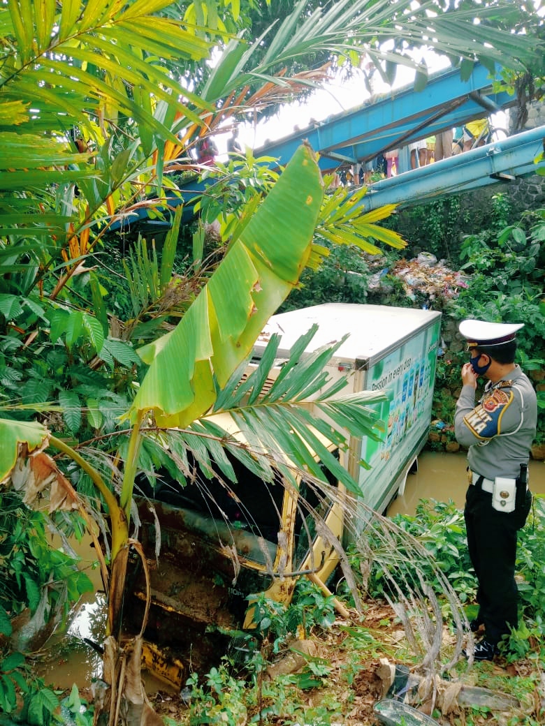 Mobil Boks Tabrak Motor, 1 Orang Tewas