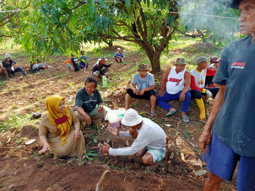 Warga Desa Bonang Gotong Royong Lebarkan Jalan