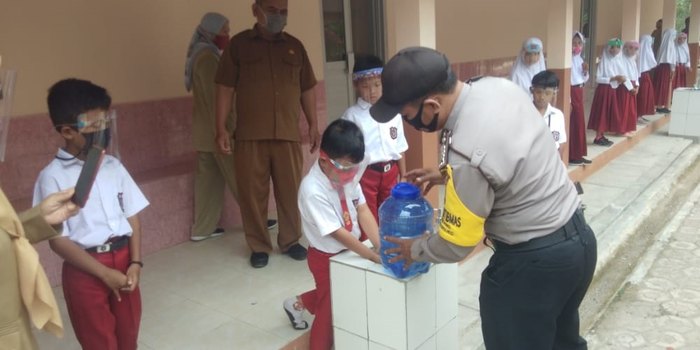 Anggota Polsek Bantarujeg Cek Suhu Siswa di Sekolah