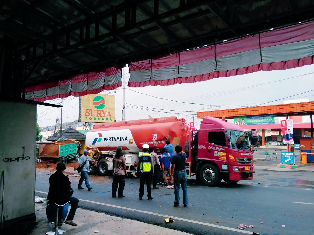 Truk Pertamina Tabrakan, BBM Bocor
