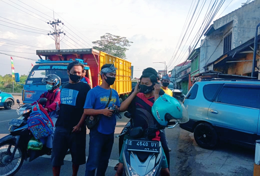 Adi Karya Entertainment Bagikan Masker Gratis