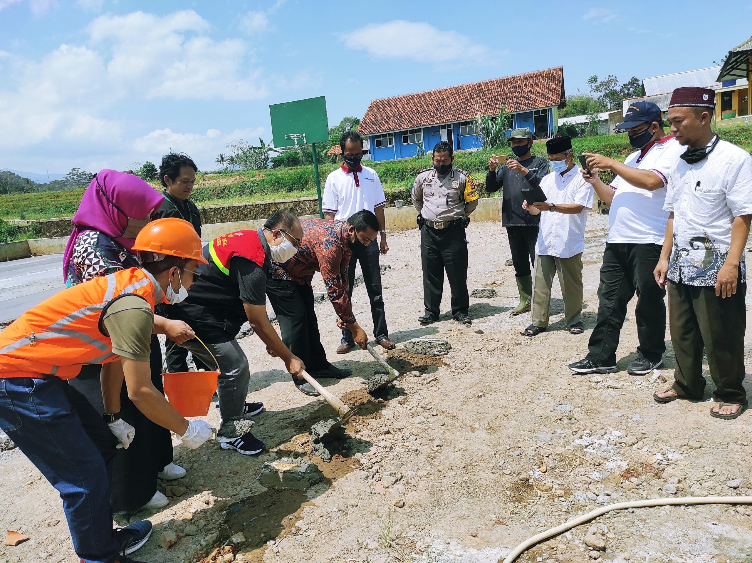 Desa Tajur Bangun Sarana Olahraga