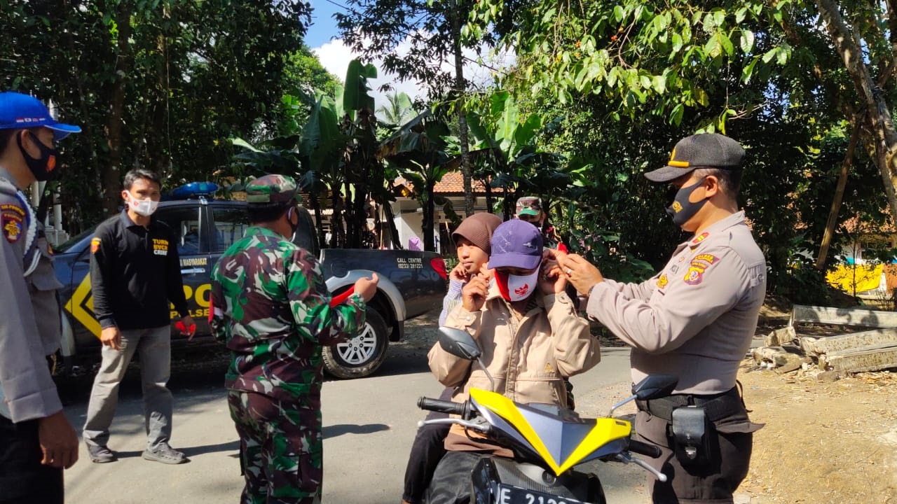 Tegakkan Protokol, Polisi Terus Bagi Masker