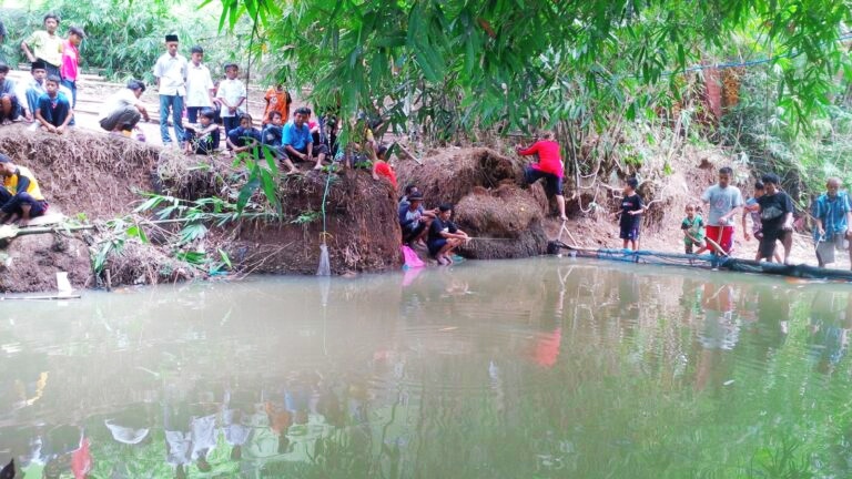Usai Bersihkan Sungai, Warga Desa Cisambeng Mancing Bersama